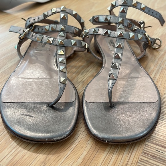 Valentino ROCKSTUD METALLIC FLAT FLIP-FLOP SANDAL - Picture 7 of 7